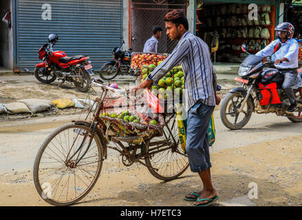 I fornitori di telefonia mobile che vendono merci per le strade di Kathmandu in Nepal Foto Stock