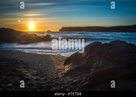 Tramonto a Polzeath Beach, una nota spiaggia di surfisti in Cornwall, Regno Unito Foto Stock