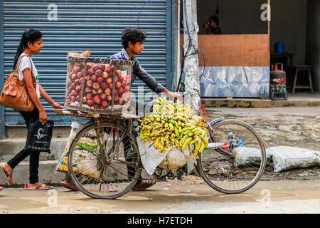 I fornitori di telefonia mobile che vendono merci per le strade di Kathmandu in Nepal Foto Stock