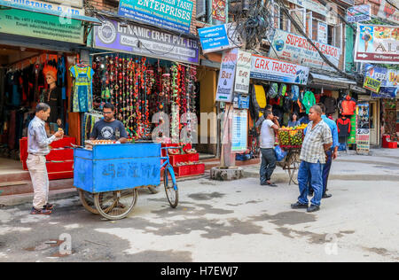 I fornitori di telefonia mobile che vendono merci per le strade di Kathmandu in Nepal Foto Stock