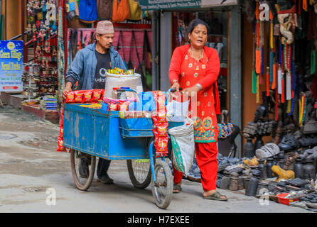 I fornitori di telefonia mobile che vendono merci per le strade di Kathmandu in Nepal Foto Stock