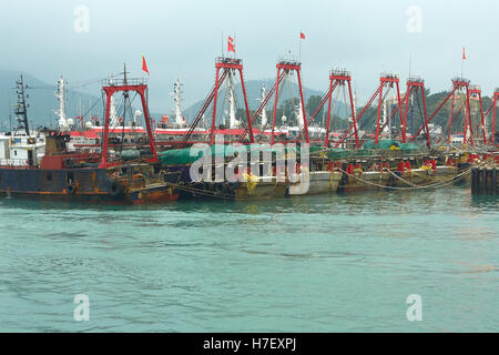 Flotta di pesca commerciale barche ormeggiate in Cheung Chau, Porto di Hong Kong. Foto Stock