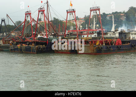 Commerciale di pesca i pescherecci con reti da traino ormeggiata in Cheung Chau, Porto di Hong Kong. Foto Stock