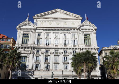 La facciata della bella Opera House, Francia. Una miniatura Statua della Libertà è nella parte anteriore. Foto Stock