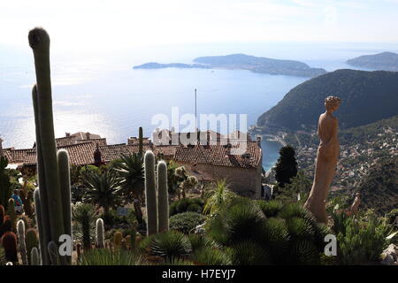 Il giardino dei cactus e il villaggio di Eze con vedute sulla costa del sud della Francia di Cap Ferrat. Foto Stock