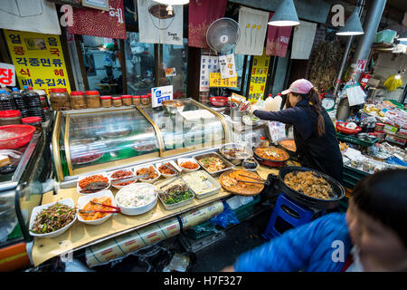 Cibo di strada in stallo Tongin Mercato, Jongno-gu, Seoul, Corea Foto Stock