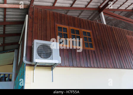 Le unità aria condizionata installato all'esterno della casa sulla parete in legno Foto Stock