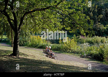 Le donne in pensione in seduta gibralter parco giardino Norwich Norfolk Inghilterra Foto Stock