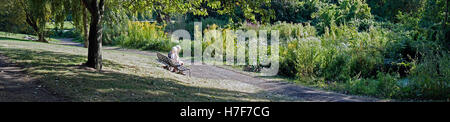 Immagine panoramica di due donne di mezza età in seduta gibralter gardens norwich Inghilterra Foto Stock