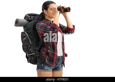 Escursionista femmina guardando attraverso il binocolo isolati su sfondo bianco Foto Stock