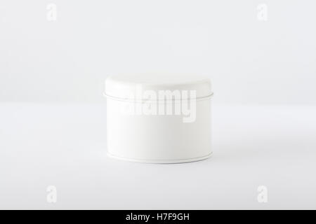 Bianco scatola cilindrica su sfondo bianco Foto Stock