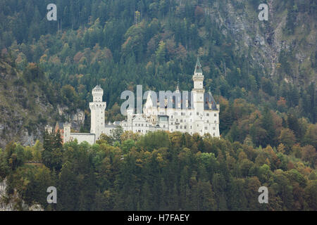 Vista in lontananza il castello di Neuschwanstein Foto Stock