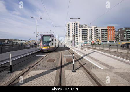 Tram LUAS in corrispondenza del punto terminale a Dublino, Irlanda Foto Stock