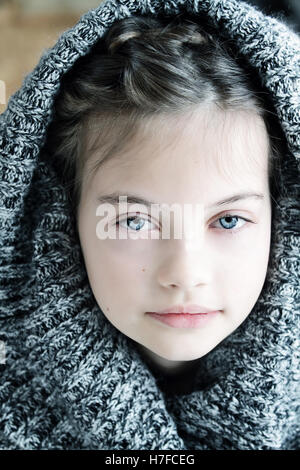 Studio shot di una giovane e bella ragazza in una felpa con cappuccio con profondità di campo ridotta. Foto Stock