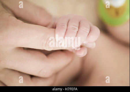 Baby, 1 mese, stringendo la madre del dito Foto Stock