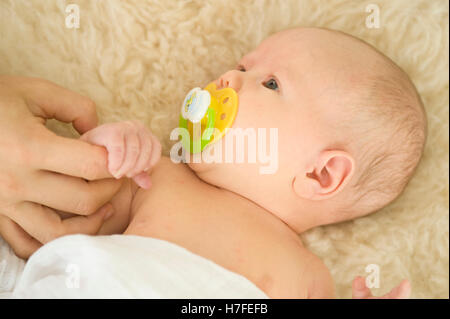 Baby, 1 mese, stringendo la madre del dito Foto Stock