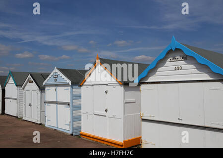 Una fila di cabine sulla spiaggia, a Thorpe Bay, vicino a Southend-on-Sea, Essex. Foto Stock