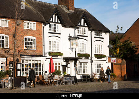 Regno Unito, Inghilterra, Cheshire, Sandbach, la piazza del mercato, taverna, storico old coaching inn Foto Stock