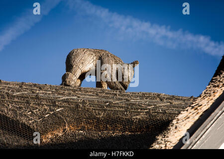 Regno Unito, Inghilterra, Cheshire, Sandbach, High Street, Ye Olde Black Bear Inn, con tetto di paglia di sopportare decorazione di colmo del tetto Foto Stock
