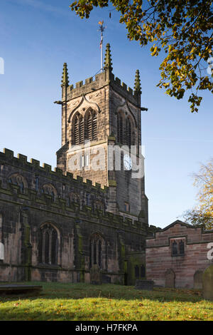 Regno Unito, Inghilterra, Cheshire, Sandbach, Church Street, St Mary campanile di una chiesa in autunno Foto Stock