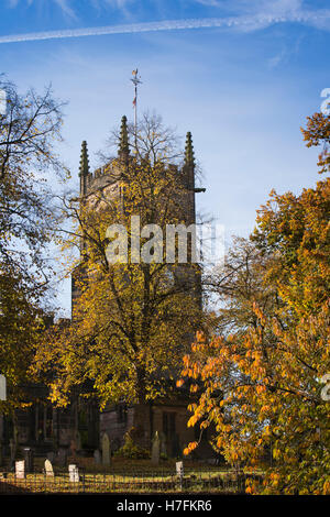 Regno Unito, Inghilterra, Cheshire, Sandbach, High Street, St Mary Chiesa torre tra alberi autunnali Foto Stock