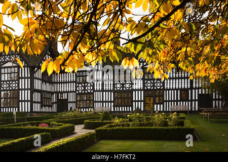 Regno Unito, Inghilterra, Cheshire, Sandbach, High Street, Old Hall Hotel, formale giardino anteriore autunno Foto Stock