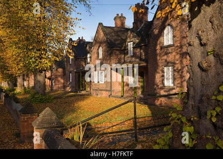 Regno Unito, Inghilterra, Cheshire, Sandbach, Old Mill Road, 1865 gli ospizi di carità progettato da Sir George Gilbert Scott Foto Stock