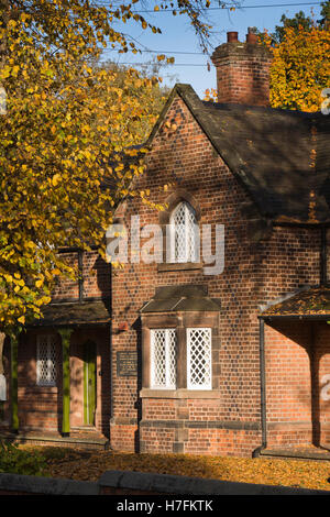 Regno Unito, Inghilterra, Cheshire, Sandbach, autunno, Old Mill Road, 1865 gli ospizi di carità progettato da Sir George Gilbert Scott Foto Stock