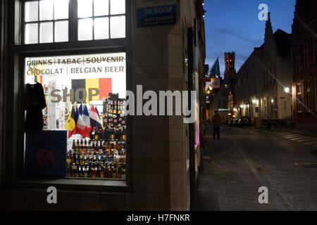 Belgio, Bruges (Brugge), strade in centro, vetrina in tarda serata Foto Stock