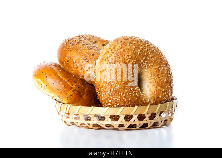 Bagels su un cestello isolato su bianco Foto Stock