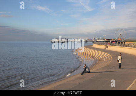 Blackpool promenade sulla costa di lancashire Foto Stock