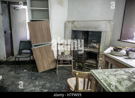 Un vecchio, abbandonata la cucina con il vecchio ghisa camino. Foto Stock