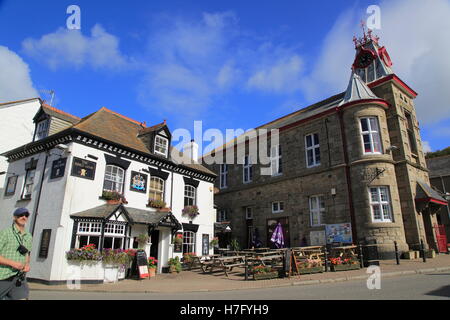 Marazion town hall e King's Head pub nella piazza del villaggio, Cornwall, England, Regno Unito Foto Stock