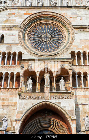Facciata romanica del Duomo Romanico di Cremona, iniziata 1107, con successive gotica, rinascimentale e barocca, elementi di Cremona Foto Stock