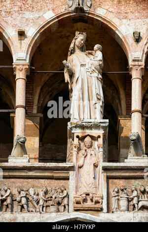 Statua della Modonna con bambino sulla facciata della cattedrale romanica di Cremona, iniziata 1107, con successive gotico, Renaissan Foto Stock