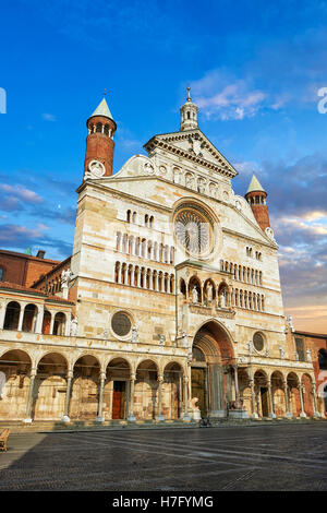 Facciata romanica del Duomo Romanico di Cremona, iniziata 1107, con successive gotica, rinascimentale e barocca, elementi di Cremona Foto Stock