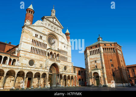 La facciata in stile romanico e il battistero della cattedrale romanica di Cremona, iniziata 1107, con successive gotico, rinascimentale e barocco el Foto Stock