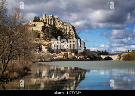 Cittadella di Sisteron, le sue fortificazioni e Durance con nuvole d'inverno. Alpes de Haute Provence, a sud delle Alpi, Francia Foto Stock