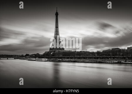 Sunrise sulla Tour Eiffel e la Senna in inverno in bianco e nero. Port de Suffren Grenelle, Parigi, Francia Foto Stock
