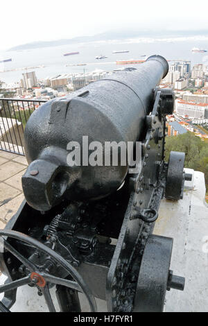 Cannone in Upper Rock di Gibilterra e si affaccia sul porto Foto Stock