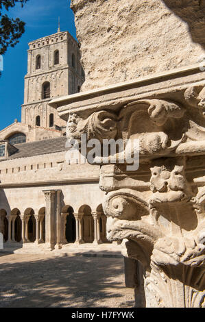 Campanile e chiostro gallerie della chiesa romanica di San Trophime (Tròfimo) in Arles, Provenza, Francia Foto Stock