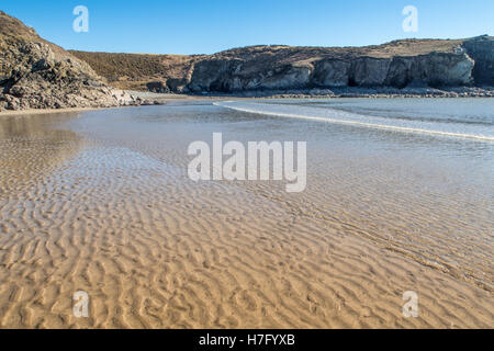 Guardando attraverso la sabbiosa spiaggia tranquilla a Solva, Pembrokeshire, Regno Unito Foto Stock