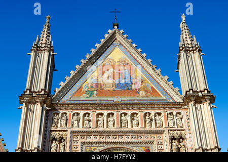 Dettaglio del toscano facciata gotica del XIV secolo Orvieto Duomo, Umbria, Italia Foto Stock