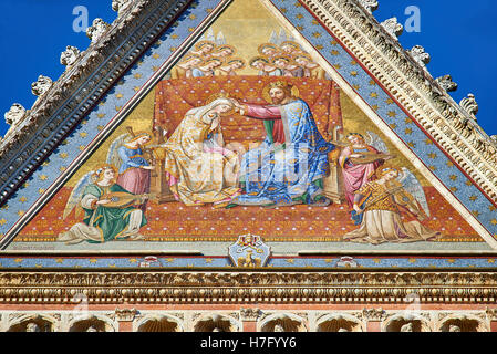 Dettaglio del gotico toscano i mosaici della facciata del XIV secolo Orvieto Duomo, Umbria, Italia Foto Stock