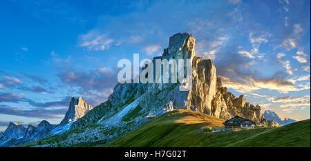 Nuvolau al tramonto montagna sopra il Passo Giau (Passo di Giau), Colle Santa Lucia, Dolomiti, Belluno, Italia Foto Stock