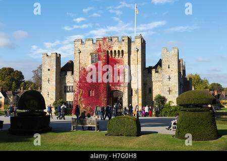 Il castello di Hever Castle & fossato, ex casa di Anne Boleyn, placcati o ricoperti di rosso autunnale di Virginia superriduttore e cielo blu / cieli soleggiati / sun. Kent REGNO UNITO Foto Stock