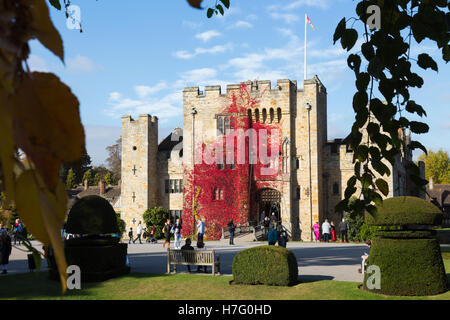 Il castello di Hever Castle & fossato, ex casa di Anne Boleyn, placcati o ricoperti di rosso autunnale di Virginia superriduttore e cielo blu / cieli soleggiati / sun. Kent REGNO UNITO Foto Stock