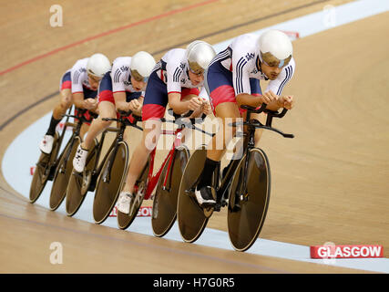 Gran Bretagna (da sinistra) Oliver legno, Mark Stewart, Matteo Bostock e Kian Emadi-Coffin nel primo round di uomini della scuderia di esercizio durante il giorno una delle UCI di ciclismo su pista di Coppa del Mondo a Sir Chris Hoy Velodromo, Glasgow. Foto Stock