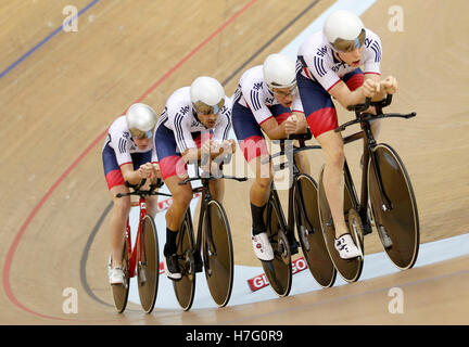 Gran Bretagna (da sinistra) Matteo Bostock, Kian Emadi-Coffin, Oliver Wood e Mark Stewart nel primo round di uomini della scuderia di esercizio durante il giorno una delle UCI di ciclismo su pista di Coppa del Mondo a Sir Chris Hoy Velodromo, Glasgow. Foto Stock