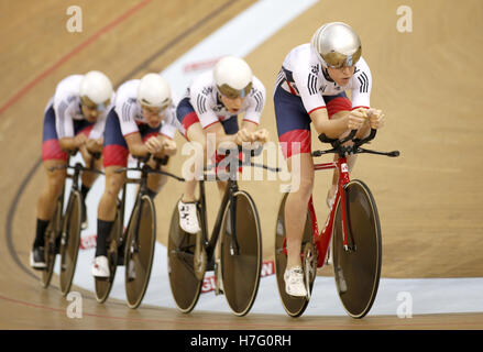 Gran Bretagna (da sinistra) Kian Emadi-Coffin, Oliver legno, Mark Stewart e Matteo Bostock nel primo round di uomini della scuderia di esercizio durante il giorno una delle UCI di ciclismo su pista di Coppa del Mondo a Sir Chris Hoy Velodromo, Glasgow. Foto Stock